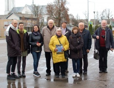 Viekšnių seniūnas Kornėlijus Kryžius (antras iš dešinės) supažindina žurnalistus su miestu. Reginos Kubertavičienės nuotrauka Viekšnių seniūnas Kornėlijus Kryžius (antras iš dešinės) supažindina žurnalistus su miestu. Reginos Kubertavičienės nuotrauka